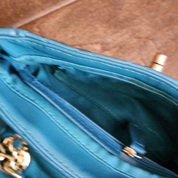 GUESS Quilted Green Leather Shoulder Bag - Picture 15 of 16